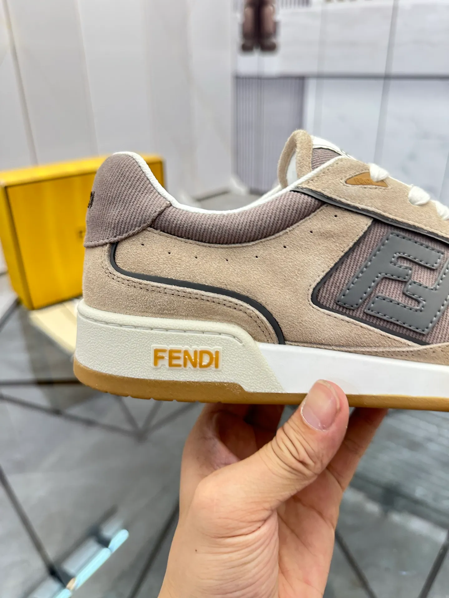 Selling men's shoes 💰: 💰P620¥ Top quality Product trademark: Fendi* "Fendi*" low-top casual shoes Regular size: 35-44 (can be customized to 38.45.46) Product material: imported first-layer nubuck leather upper, breathable lining, original outsole. No.:H208
